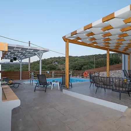 Eleonas With Private Swimming Pool Vilă